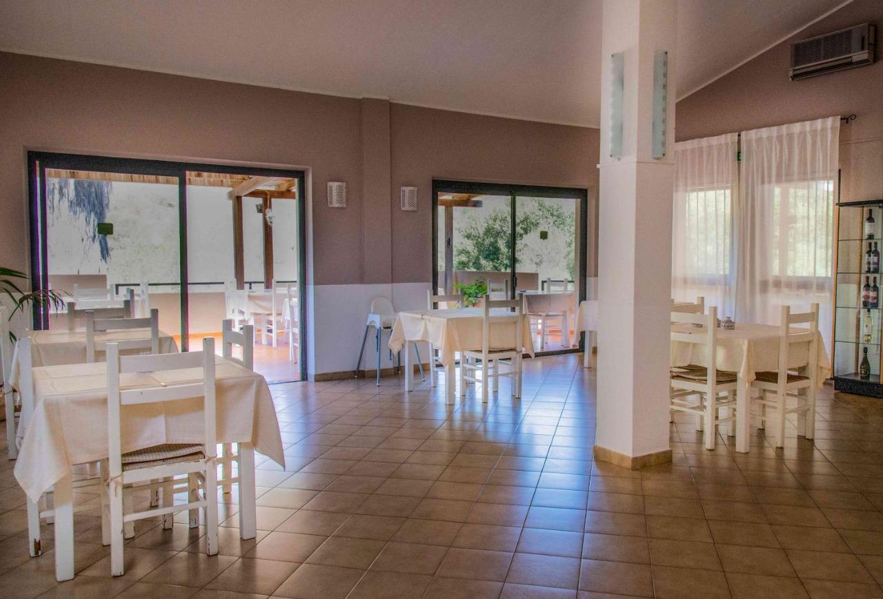 Hotel L'Oleandro Виласимиус Екстериор снимка