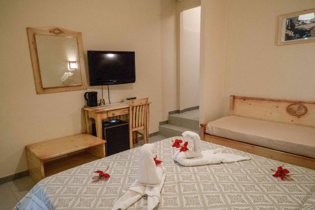 Hotel L'Oleandro Виласимиус Екстериор снимка