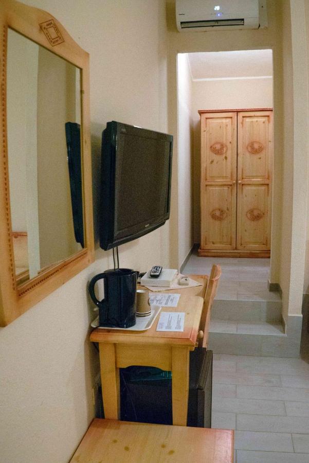 Hotel L'Oleandro Виласимиус Екстериор снимка