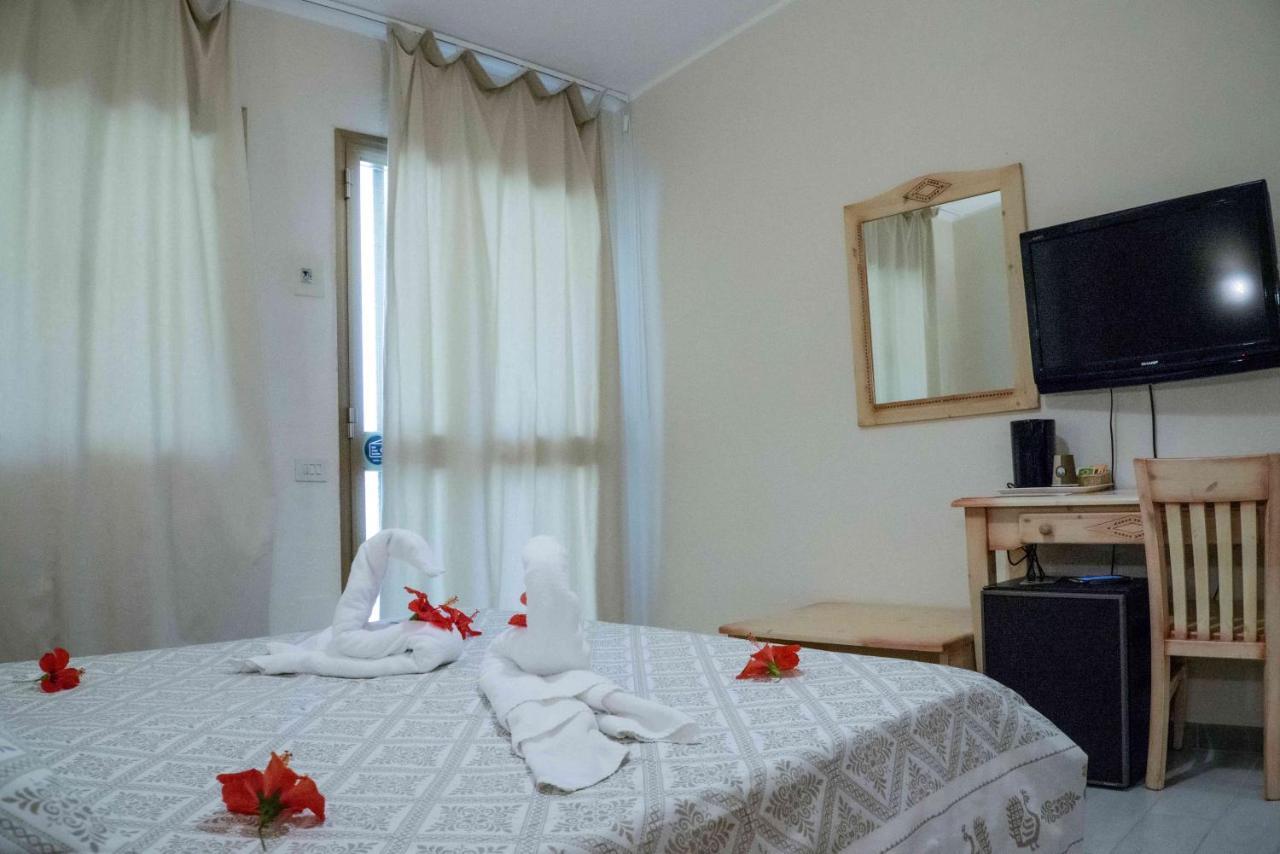 Hotel L'Oleandro Виласимиус Екстериор снимка