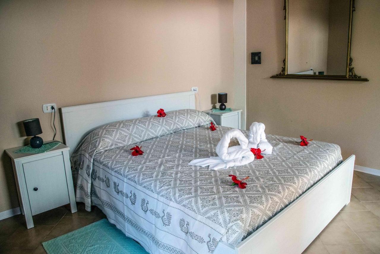 Hotel L'Oleandro Виласимиус Екстериор снимка